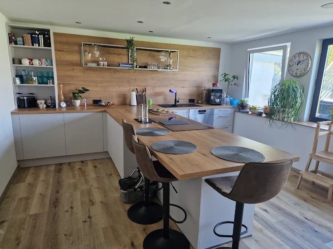 Küche in Holzoptik mit Theke und Essplatz