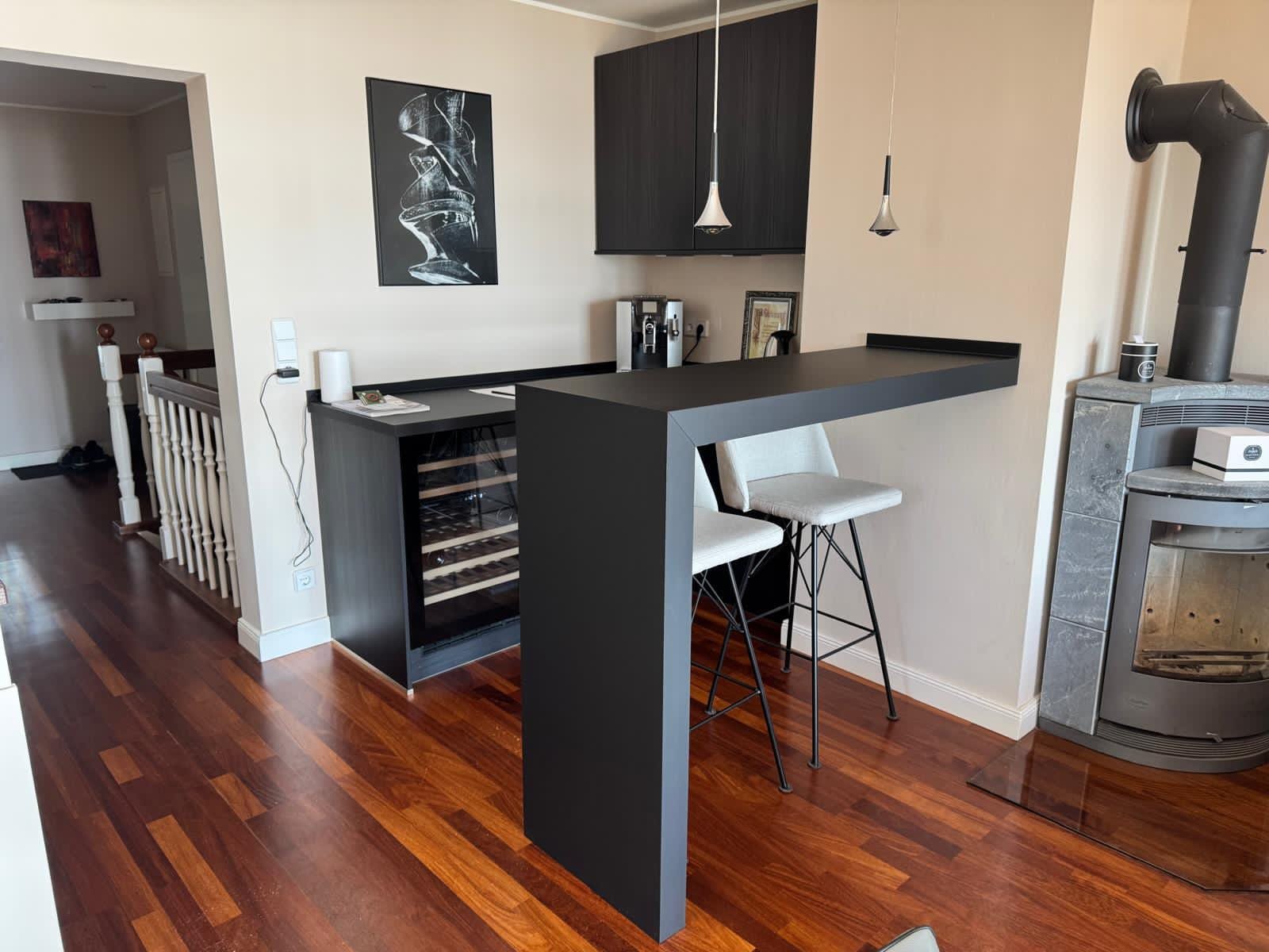 Schwarze Theke mit Weinkühlschrank