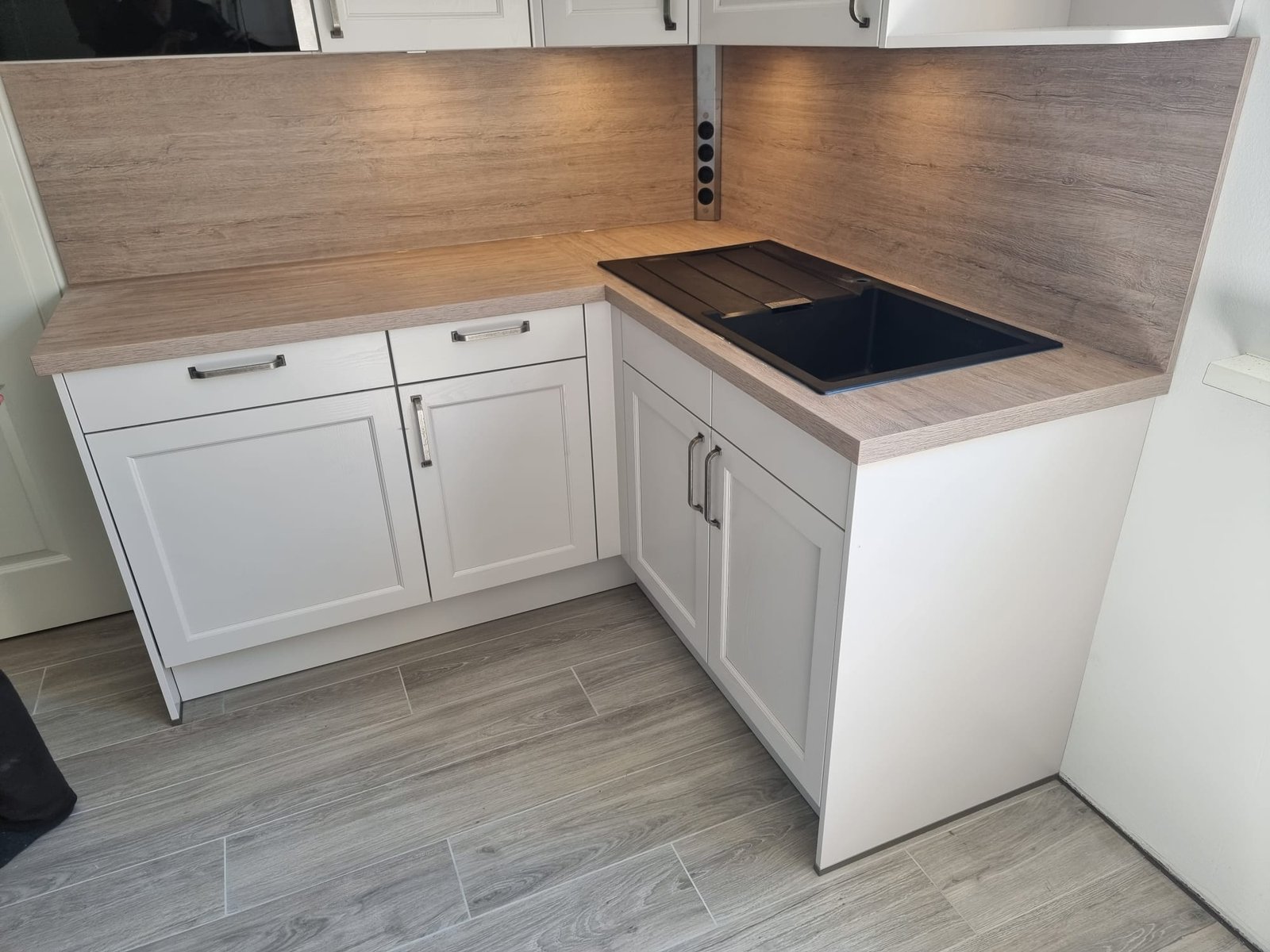 Referenzprojekt: Landhausküche in Weiß mit Holzrückwand